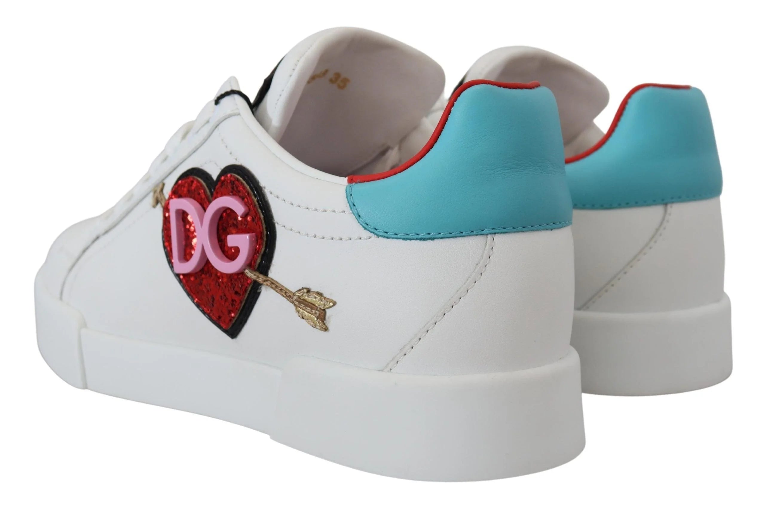 Vista lateral de las zapatillas deportivas blancas de piel de Dolce & Gabbana con herrajes del logotipo en tono dorado y detalle de corazón.