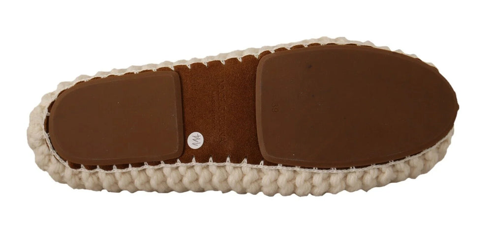 Oversiktsbilde av Dolce & Gabbanas hvite ull flats som viser den merkede innersålen og den elegante mandelformede tåen.