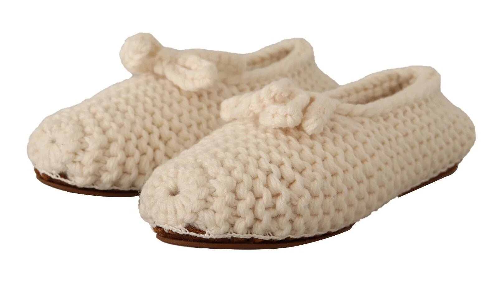 Sideprofil av Dolce & Gabbanas hvite strikkede ballerina flats som viser den fleksible ullkonstruksjonen og den slanke sålen.