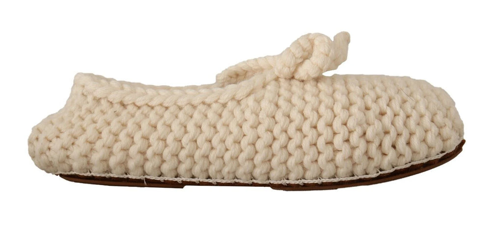 Dolce & Gabbanas hvite ullstrikkede ballerina flats presentert i en livsstilsvinkel for å fremheve den myke, taktile finishen.