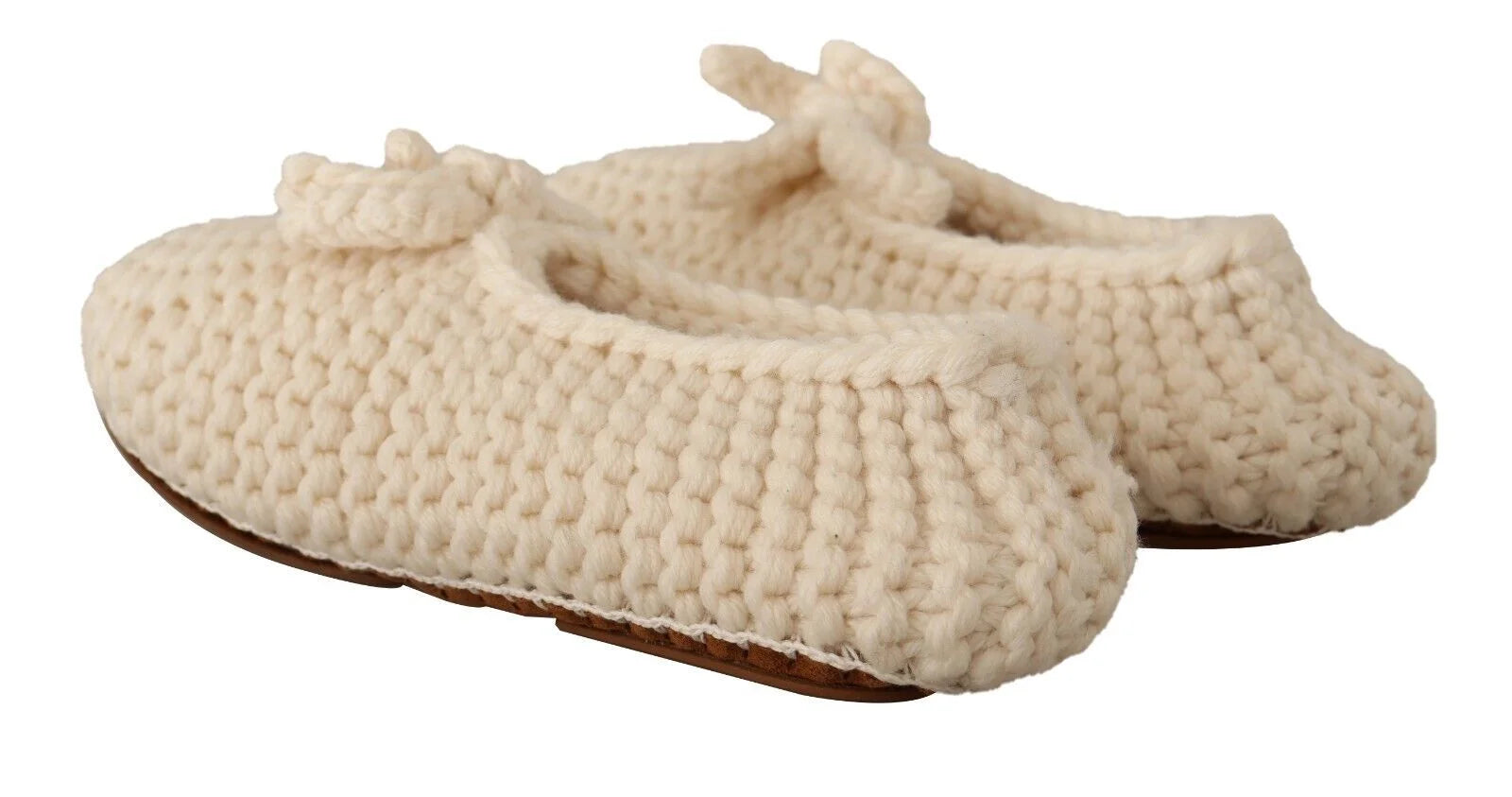 Bakfrappvisning av Dolce & Gabbanas hvite ull slip-on sko som fremhever den myke hælstrukturen og rene finishen.