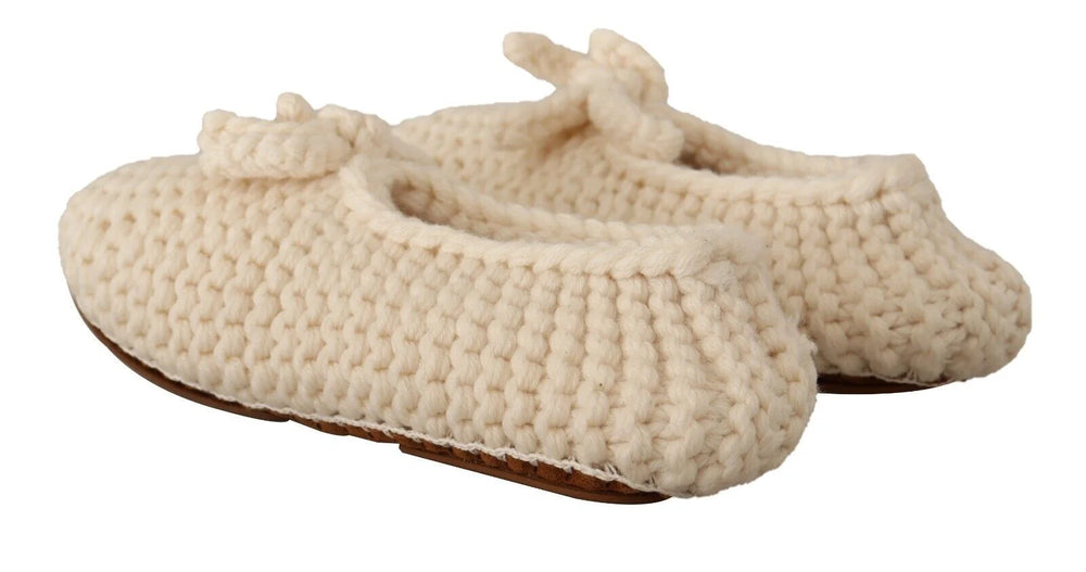 Bakfrappvisning av Dolce & Gabbanas hvite ull slip-on sko som fremhever den myke hælstrukturen og rene finishen.