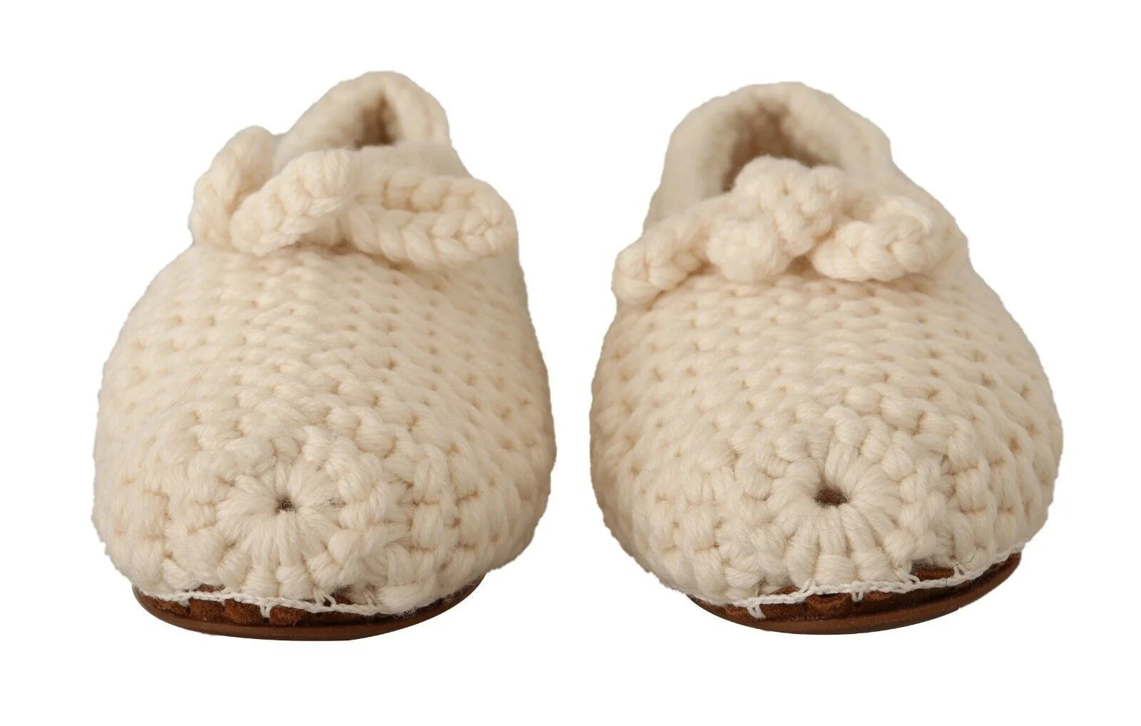 Dolce & Gabbana hvite ullstrikkede ballerina flats med et minimalistisk slip-on silhuett og raffinert tekstur.