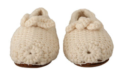 Dolce & Gabbana hvite ullstrikkede ballerina flats med et minimalistisk slip-on silhuett og raffinert tekstur.