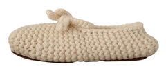 Nærbilde av det førsteklasses hvite ullstrikkmaterialet på Dolce & Gabbanas ballerina flats, som viser det intrikate vevet.