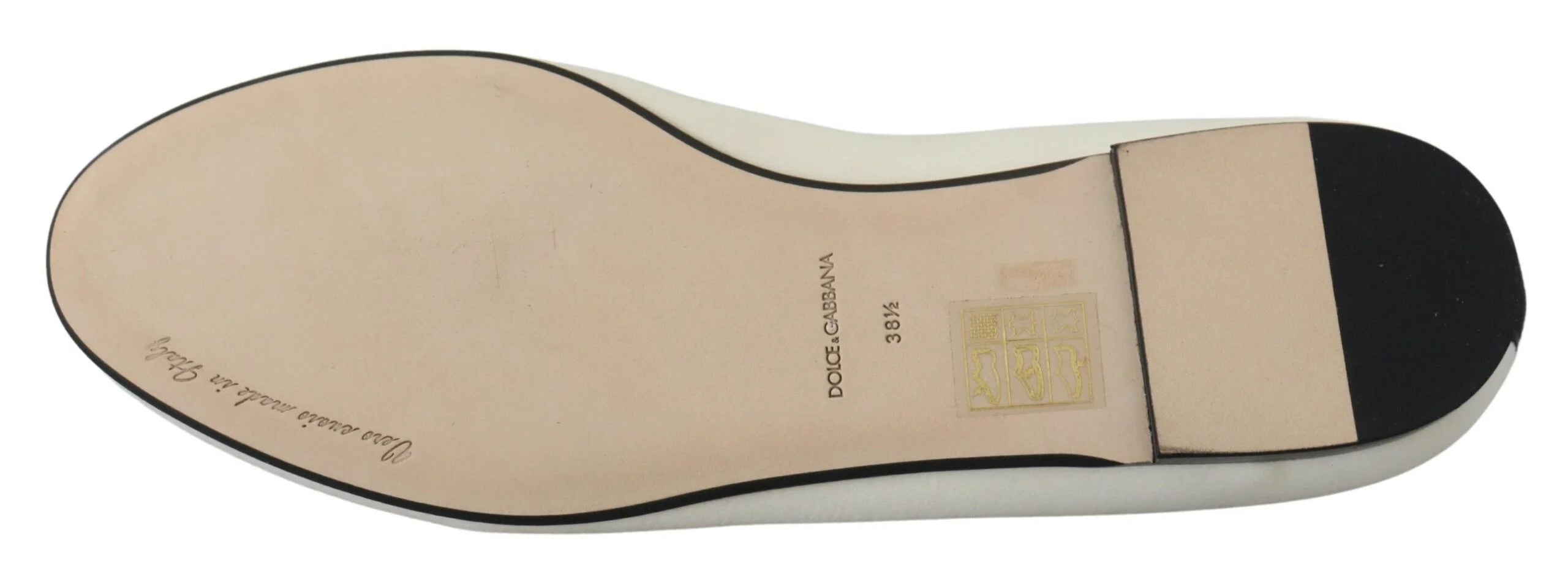Priveliște de dedesubt a tălpii durabile a pantofilor mocasini din catifea albă Dolce & Gabbana, concepuți pentru mișcări grațioase.