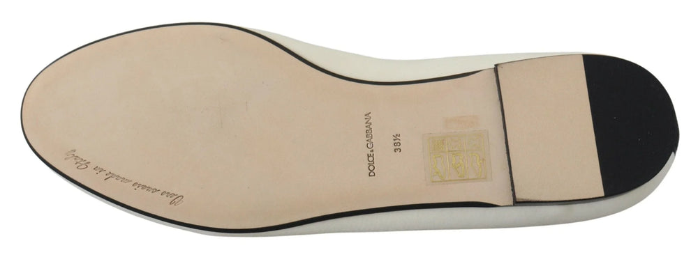 Priveliște de dedesubt a tălpii durabile a pantofilor mocasini din catifea albă Dolce & Gabbana, concepuți pentru mișcări grațioase.