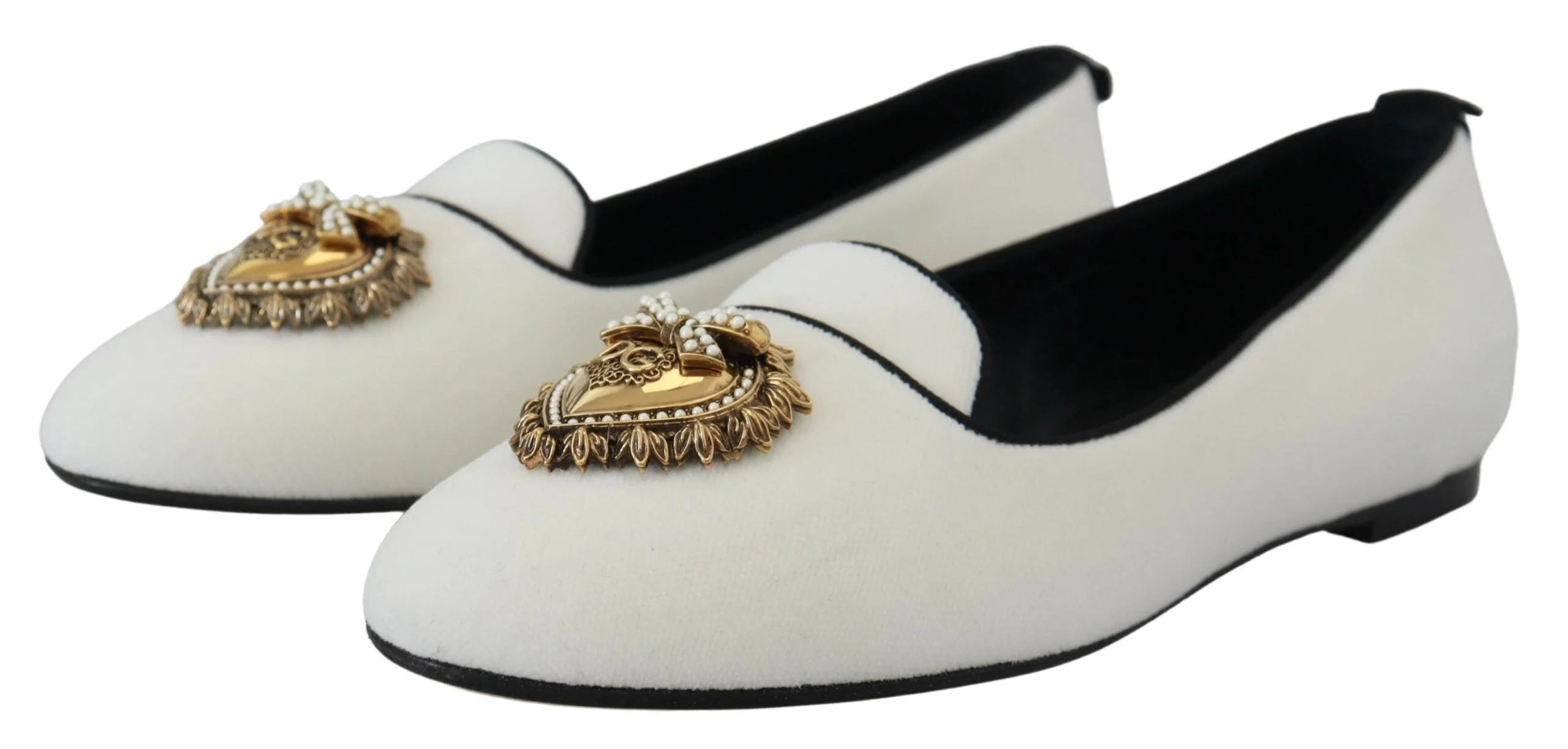 Priveliște din spate a pantofilor mocasini din catifea albă Dolce & Gabbana, care evidențiază construcția precisă a tocului și textura moale.