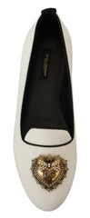 Pantofi mocasini slip-on din catifea albă Dolce & Gabbana, cu o siluetă rafinată și o estetică minimalistă de lux.
