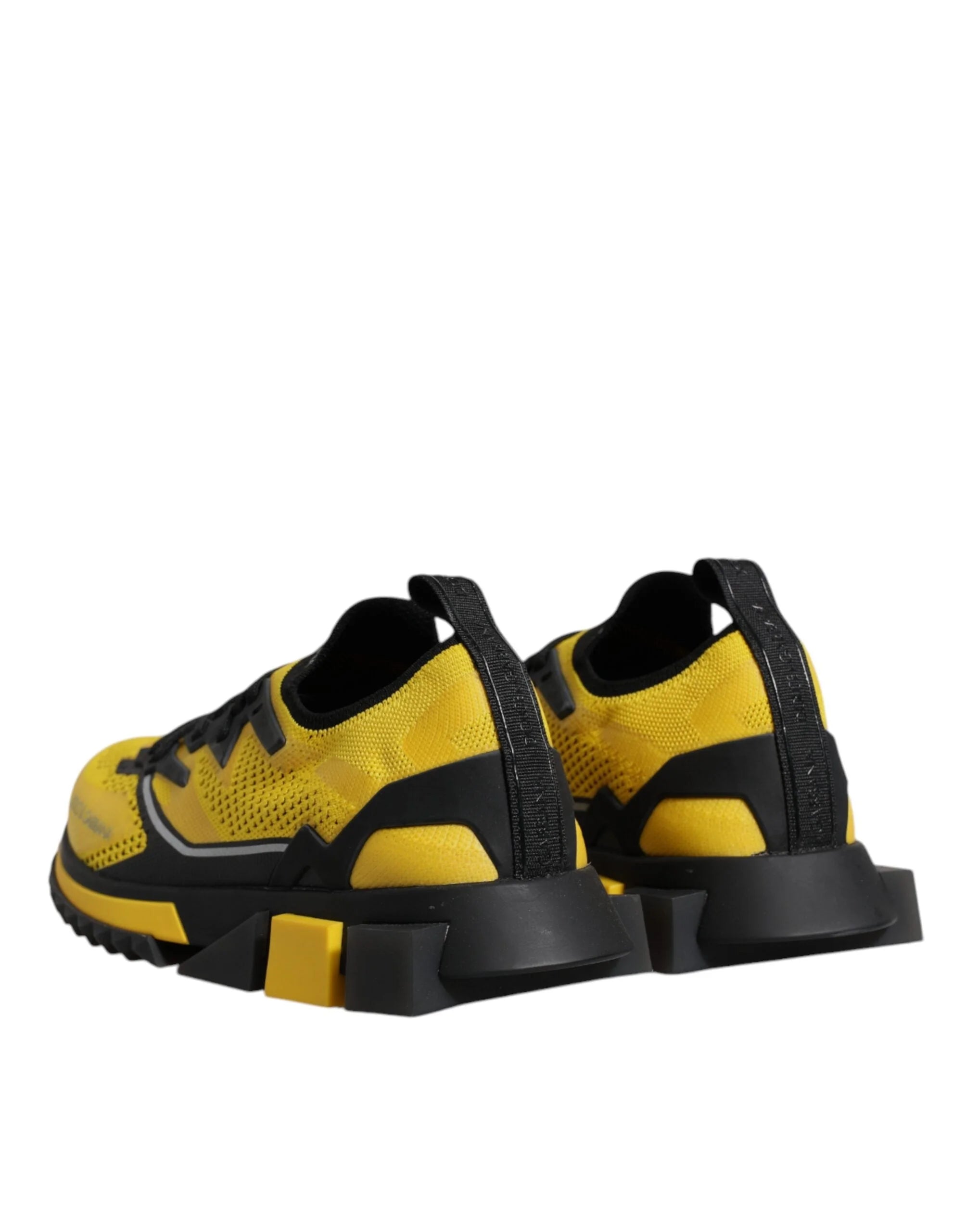 Overzicht van Dolce & Gabbana gele stretch-knit low tops, met de ademende polyester- en viscose stof.