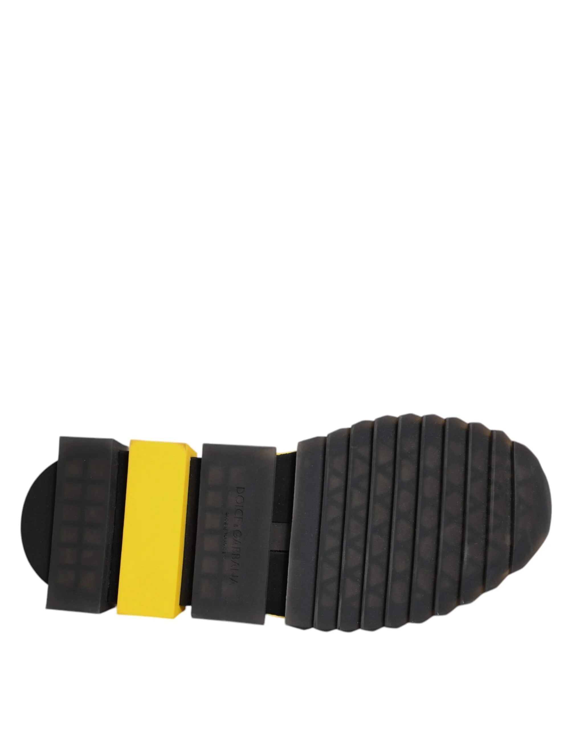 Schuine weergave van de Dolce & Gabbana gele Sorrento sneakers, die het strakke, veterloze silhouet en het Italiaanse vakmanschap benadrukken.
