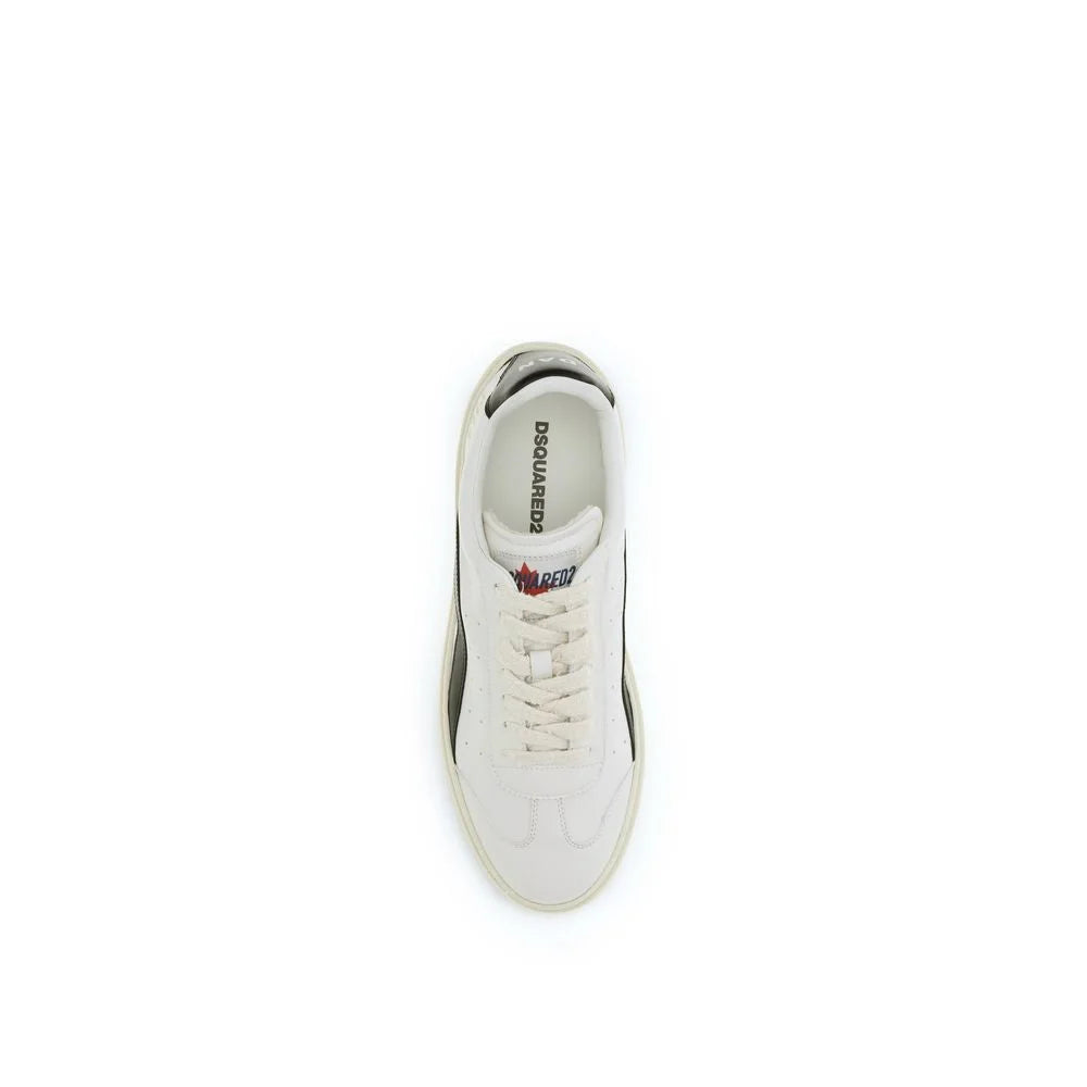 Close-up van de Dsquared² lage sneakers, waarbij de fijne korrel van het kalfshuid en de precieze ton-sur-ton stiksels worden onthuld.