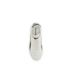 Close-up van de Dsquared² lage sneakers, waarbij de fijne korrel van het kalfshuid en de precieze ton-sur-ton stiksels worden onthuld.