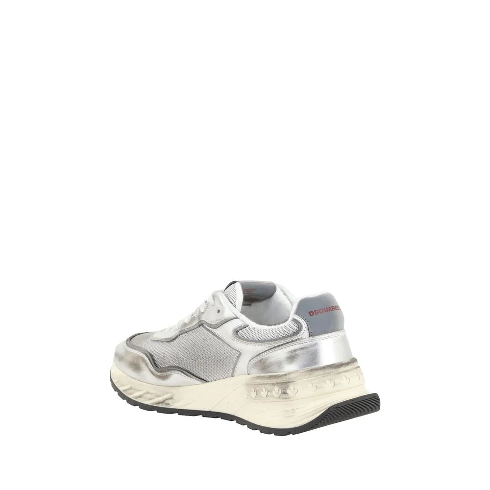 Achterkant van de Dsquared² Bos Taurus sneakers, met de verstevigde hielkap en schone lederen afwerking.