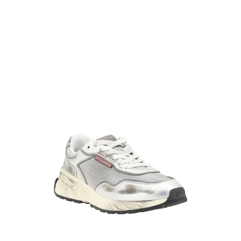 Zijaanzicht van Dsquared² Bos Taurus sportschoenen in hoogwaardig wit leer met een gestructureerde rubberen cupzool.