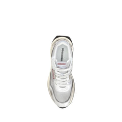 Close-up van de Dsquared² Bos Taurus sneaker, met de fijne korrel van het witte kalfshuid leer en de precieze stiksels.
