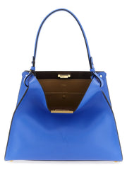 Frontansicht einer Fendi blauen Kalbshide Handtasche mit einer strukturierten Silhouette und einem eleganten Henkel.