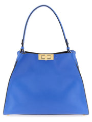 Rückansicht der Fendi Kalbshide Handtasche in einem tiefen Blauton, die das nahtlose Lederfinish und die tonale Steppung hervorhebt.