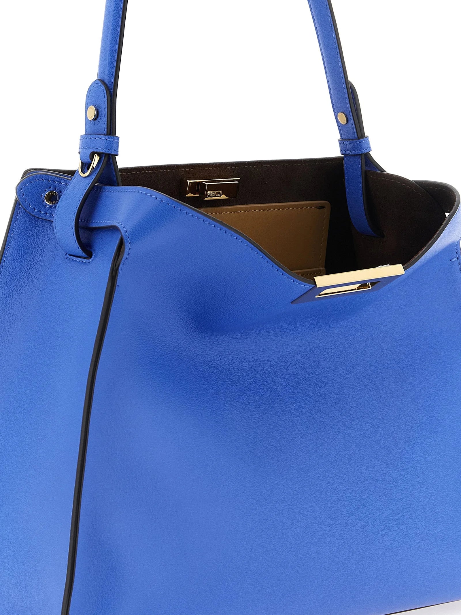 Nahaufnahme der Innenansicht und der Metall-Schnalle der Fendi blauen Handtasche, die das Engagement der Marke für Handwerkskunst demonstriert.