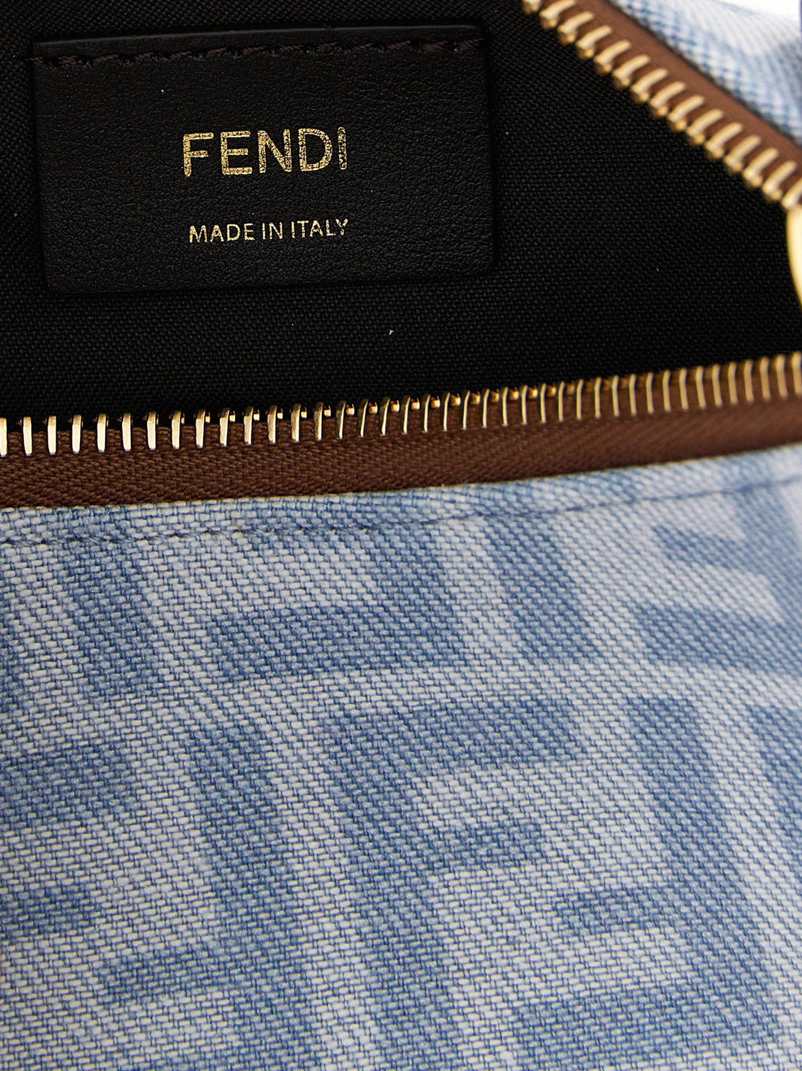 Fendi kék pamacserep szövetének és hardverének közelképe, a bonyolult szövés és a luxus logó hímzés részleteit mutatja.