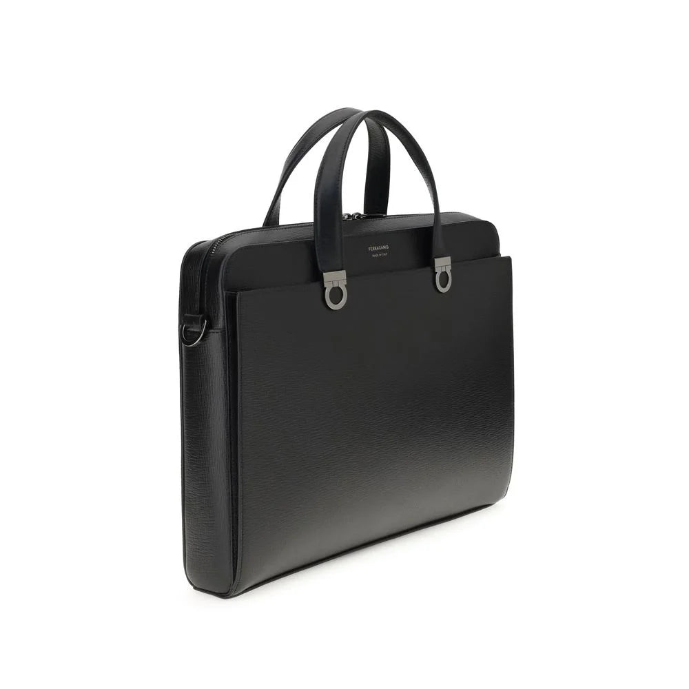 Profilo laterale della valigetta in pelle nera Ferragamo che mostra la sua silhouette architettonica e snella e le cuciture raffinate.