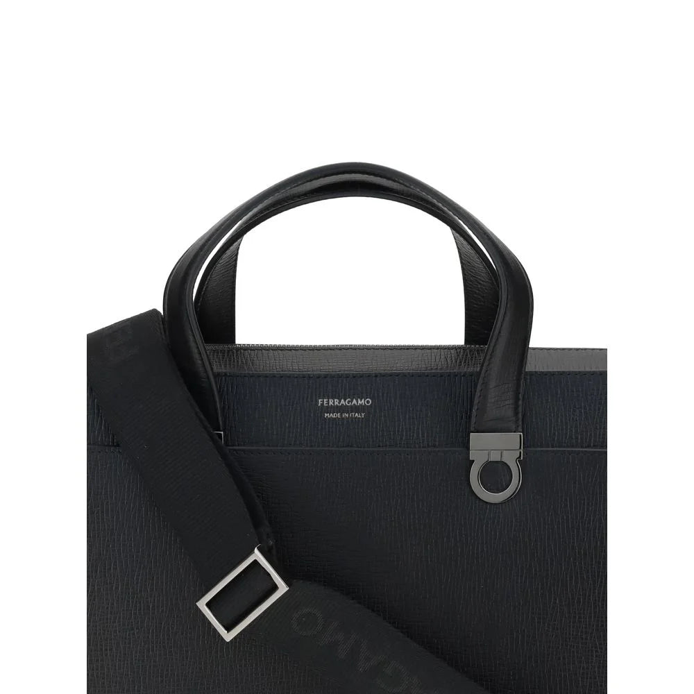 Primo piano della texture della valigetta Ferragamo che mette in risalto la grana della pelle Bos Taurus premium e la precisione artigianale.