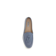Close-up van de Fratelli Rossetti loafers, met de fijne korrel van het blauwe kalfsleren en het precieze Italiaanse stikwerk.
