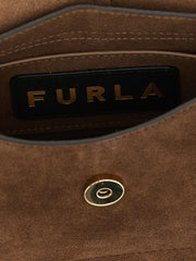 Detailní pohled na brown kabelku Furla s prvotřídní zrnitostí teletiny kůže a lešteným kovovým logem.