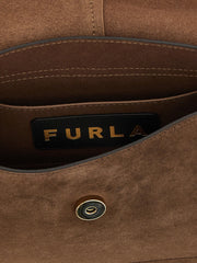 Detailní pohled na texturu kabelky Furla z telecí kůže, kovové logo a leštěnou zlatou hardware.