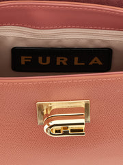 Apropiere de geanta Furla, dezvăluind granulația naturală a pielii de vițel și închizătorile metalice de precizie.