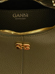 Detalhe de close-up da bolsa de mão Ganni, mostrando a textura têxtil refinada e a costura tonal precisa.