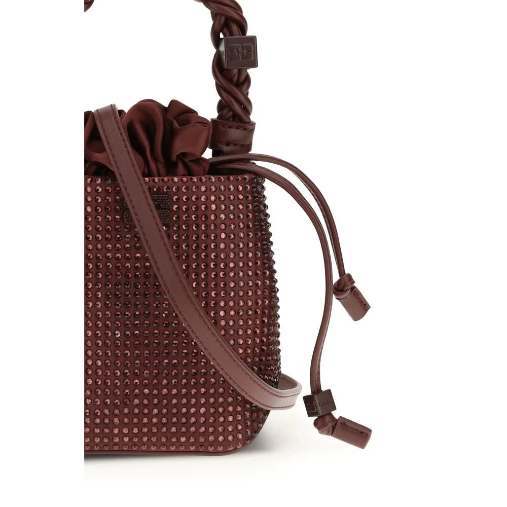 Dettaglio ravvicinato della borsa Bordeaux Ganni che mostra la texture tecnica riciclata e il posizionamento discreto del logo del marchio.