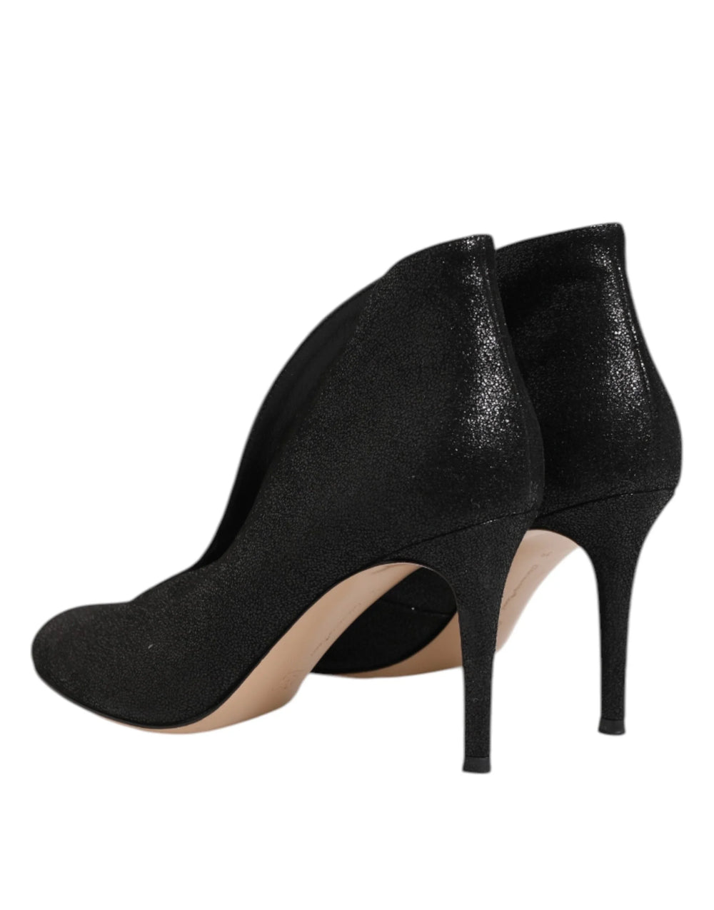 Felülnézet a Gianvito Rossi stiletto cipőkről fémfekete bőrrel, hegyes orrú kialakítással.