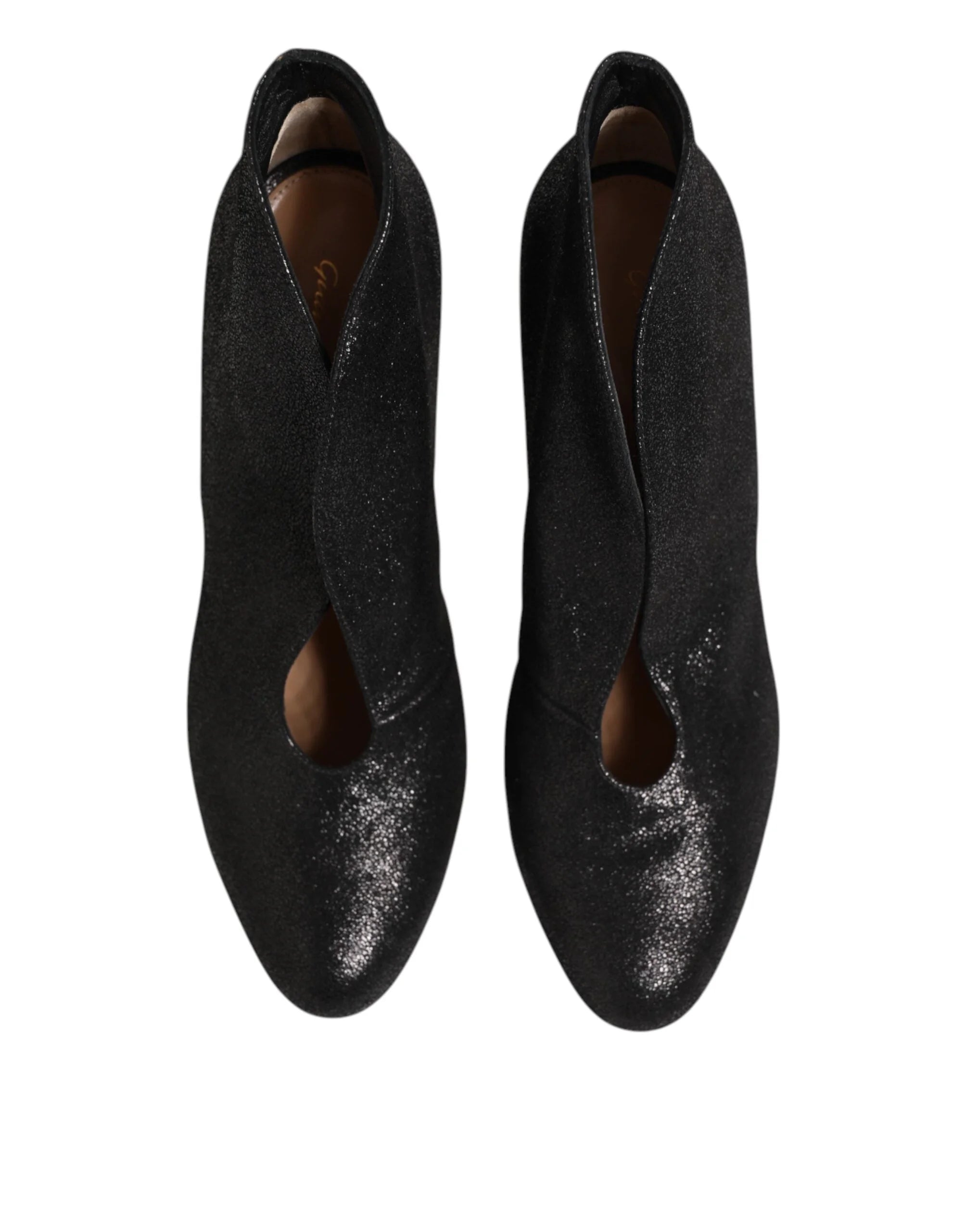 Oldalnézet a Gianvito Rossi fémfekete cipőkről, a kifinomult ívvel és a karcsú 10,5 cm-es stiletto sarkal.