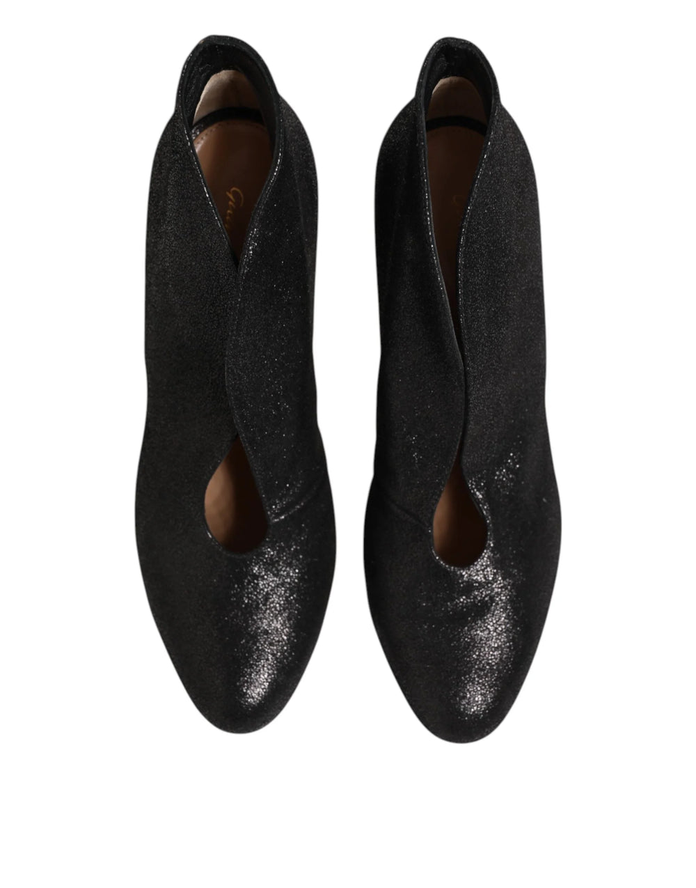 Oldalnézet a Gianvito Rossi fémfekete cipőkről, a kifinomult ívvel és a karcsú 10,5 cm-es stiletto sarkal.