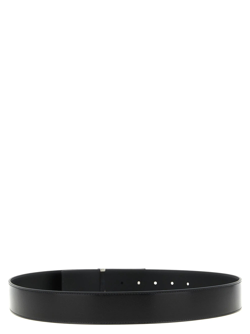 מבט צד על חגורת העור של Givenchy בצבע שחור, המדגיש את מרקם עור העגל החלק ואת תפרי הקצה המעודנים.