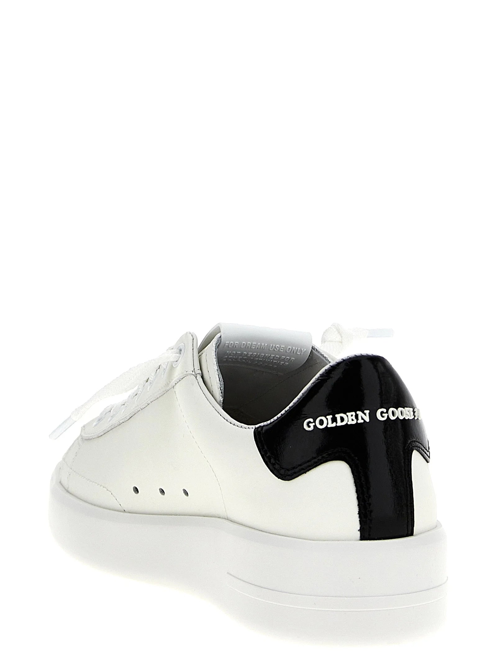 Πίσω άποψη των αθλητικών παπουτσιών Golden Goose χαμηλού τελειώματος, που αναδεικνύει την επώνυμη ετικέτα τακουνιού και την προσεκτική ιταλική κατασκευή. 