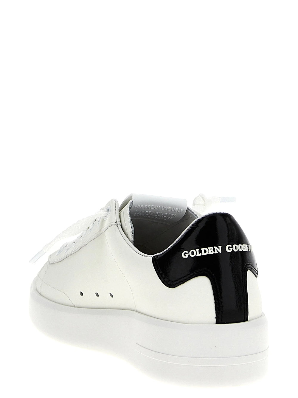 Πίσω άποψη των αθλητικών παπουτσιών Golden Goose χαμηλού τελειώματος, που αναδεικνύει την επώνυμη ετικέτα τακουνιού και την προσεκτική ιταλική κατασκευή. 