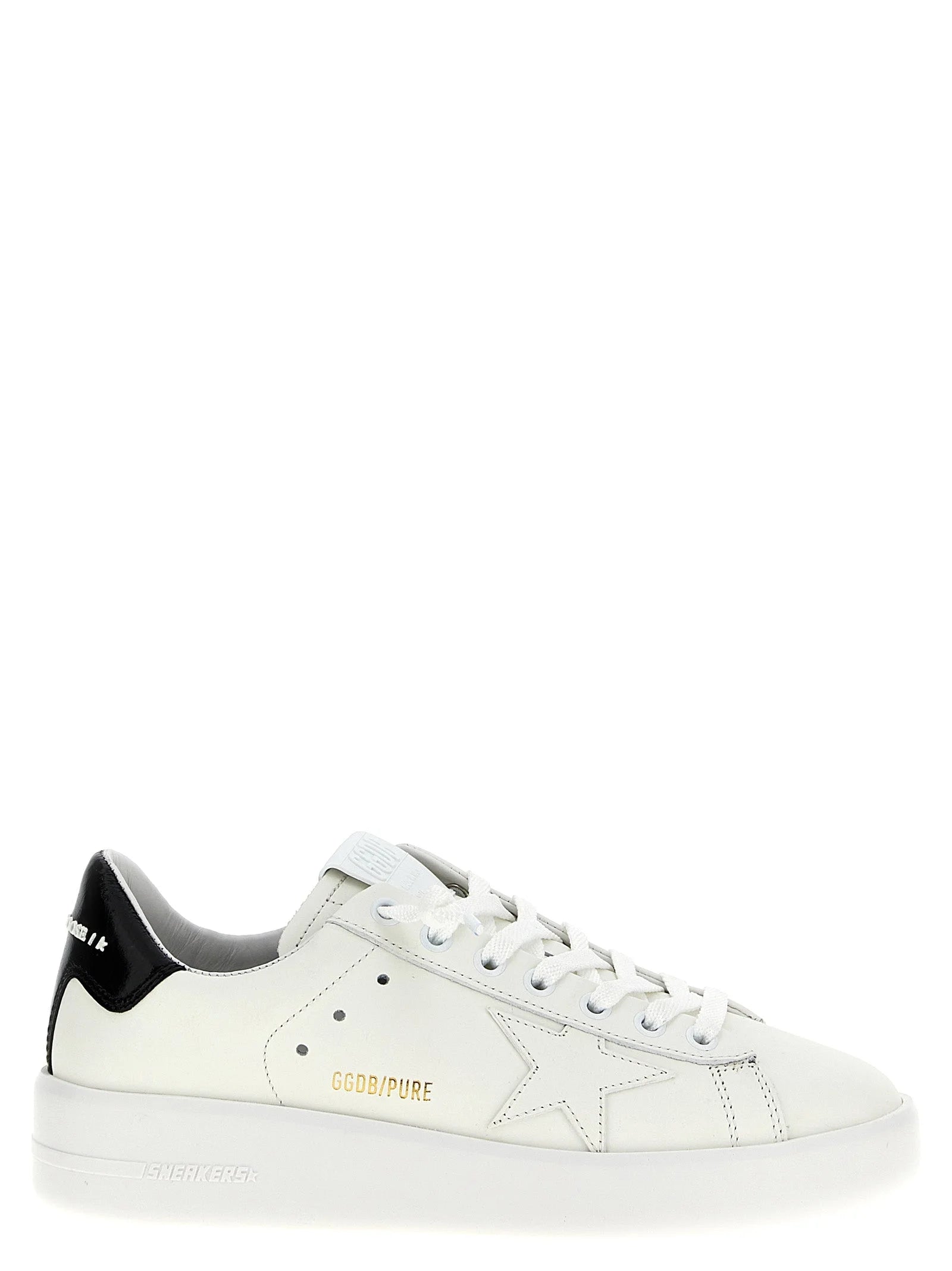 Παπούτσια αθλητικά Golden Goose σε μαύρο δέρμα αγελάδας με χαμηλό τελείωμα με χαρακτηριστική φθαρμένη εμφάνιση και λευκό αστέρι. 