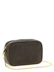 Vista lateral da clutch de pele de vaca da Golden Goose mostrando o perfil fino e o artesanato de couro.