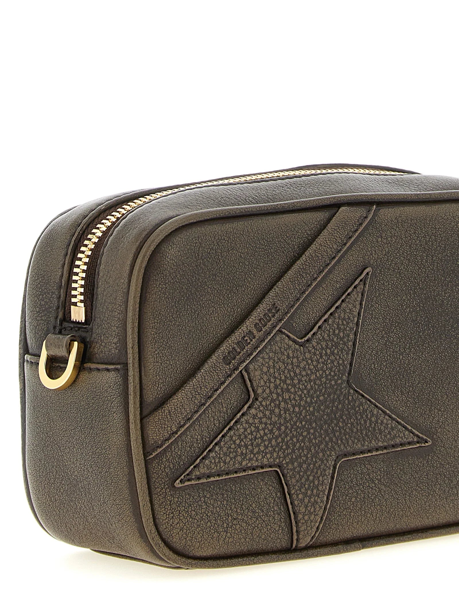 Vista traseira da clutch de pele texturizada castanha da Golden Goose, destacando os padrões orgânicos únicos da pele.