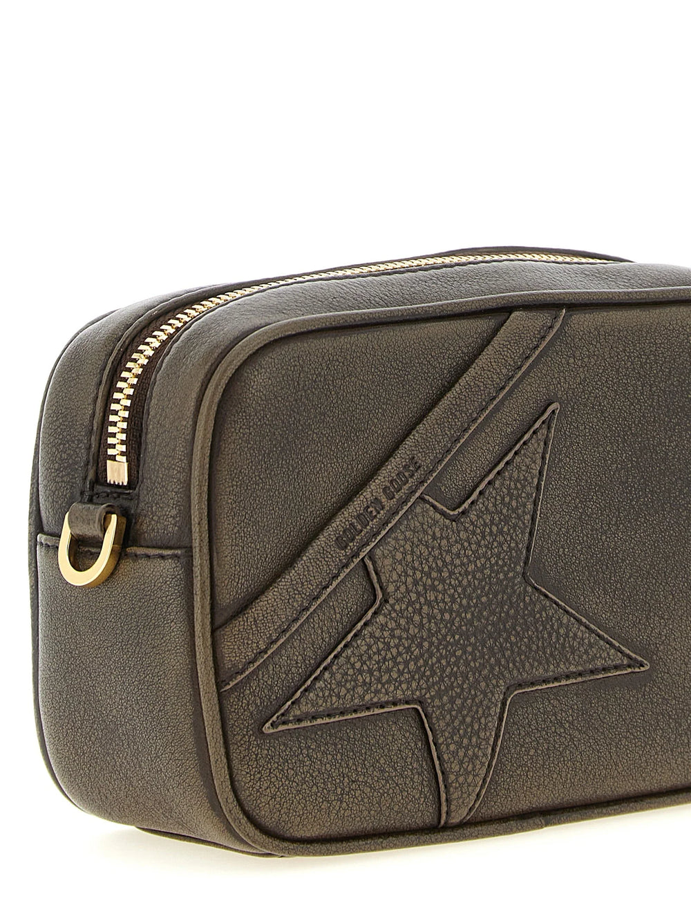 Vista traseira da clutch de pele texturizada castanha da Golden Goose, destacando os padrões orgânicos únicos da pele.