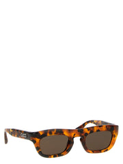 Seitenprofil der Gucci braunen Acetat-Sonnenbrille, die das elegante Bügeldesign und die raffinierte Handwerkskunst zeigt.