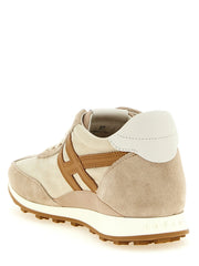 Vista trasera de los zapatos deportivos Hogan que destaca el contrafuerte del talón reforzado y la precisa costura tonal en beige.