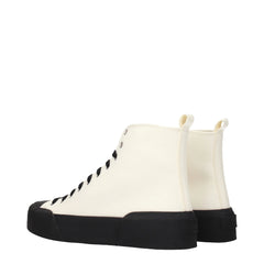 Vue rapprochée du tissu beige durable et des œillets argentés des chaussures hautes Jil Sander.