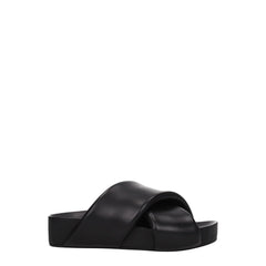 Pantoufles Jil Sander en cuir noir avec une large bride avant et un lit de pied profilé pour une silhouette raffinée.