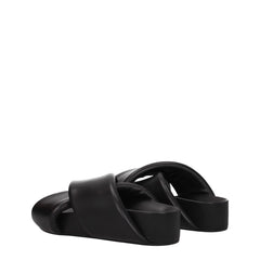 Détail de la semelle des sandales Jil Sander, révélant le logo en relief subtil et la texture fine du cuir grainé.