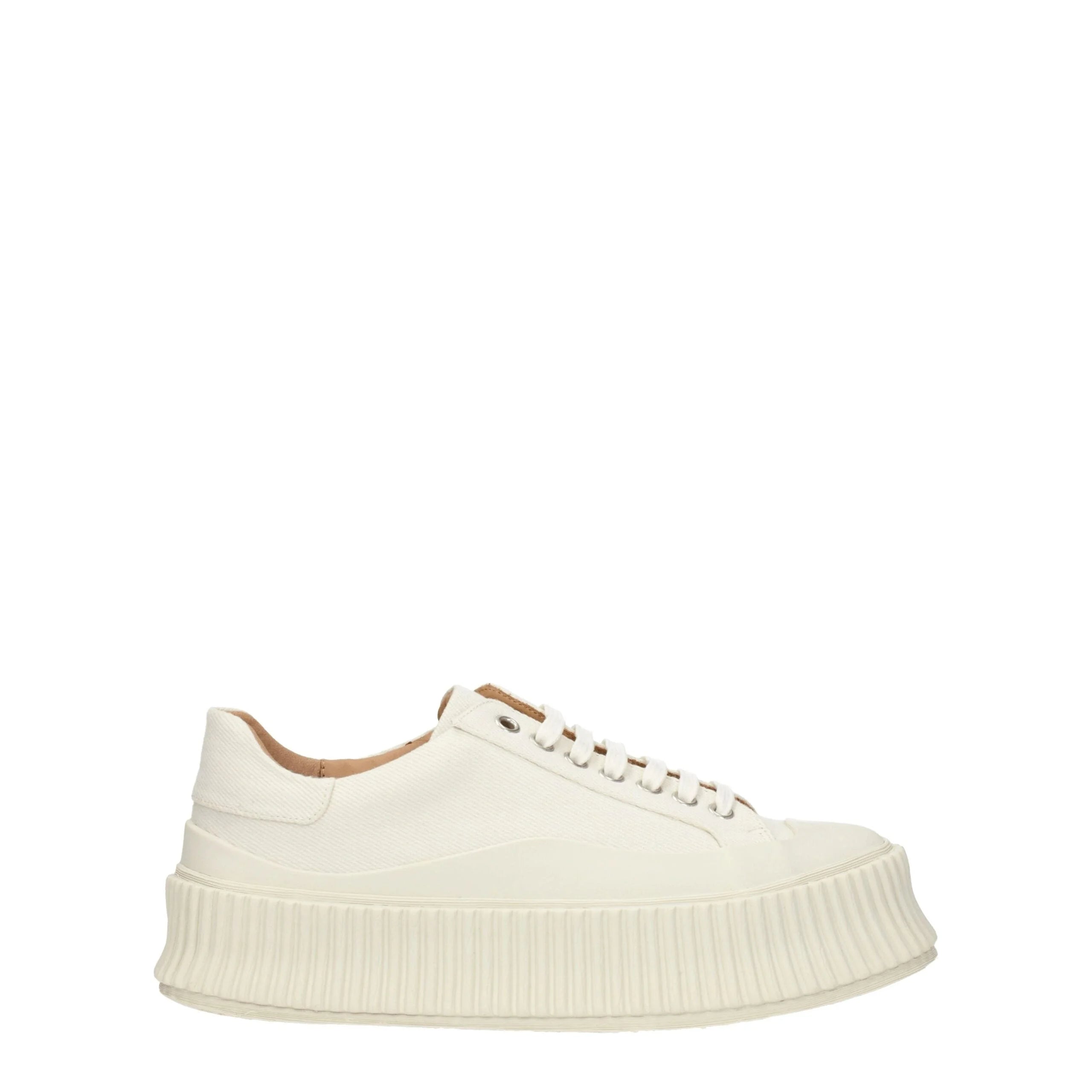 Jil Sanders vita tygplattformssneakers med en minimalistisk siluett och tjocka räfflade gummisulor.