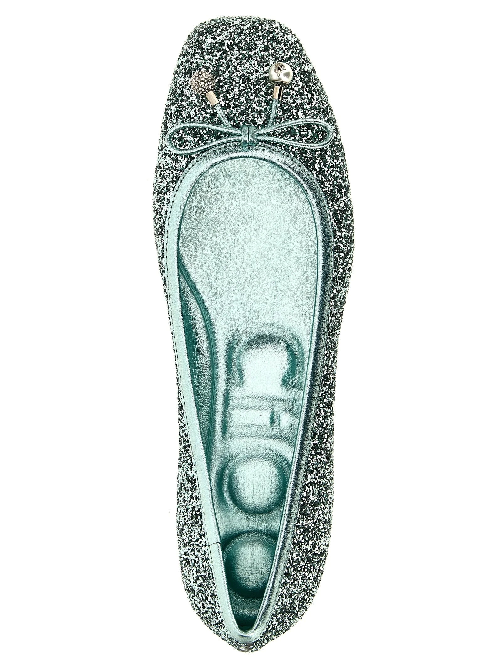 Zbliżenie na materiał z tkaniny Jimmy Choo i kontrastujący nosek, ukazujące skomplikowany splot i luksusowe wykonanie.