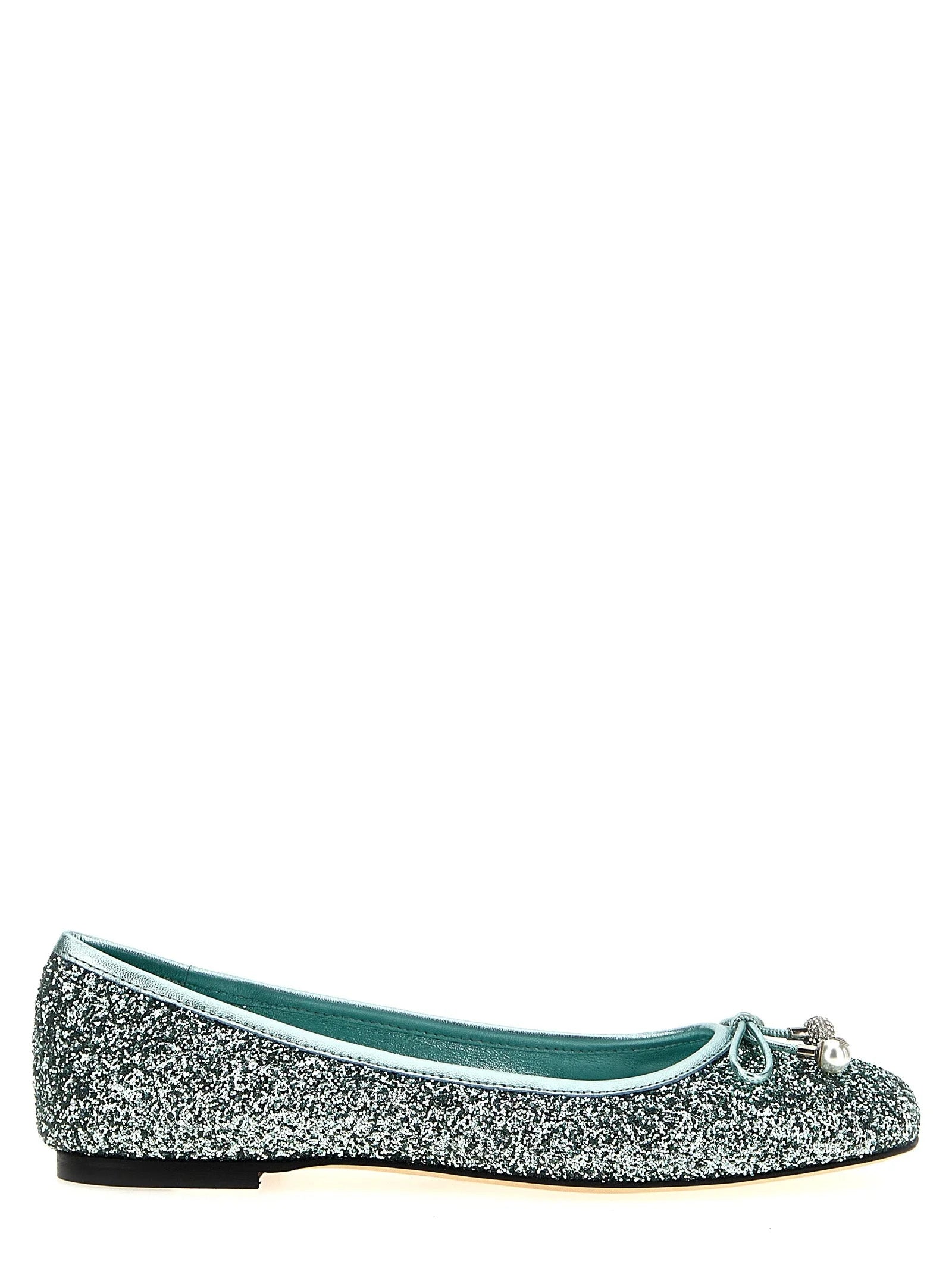 Jimmy Choo bicolor baleriny z tkaniny w wyrafinowanej, kremowo-czarnej palecie, widok z przodu pokazujący elegancki, spiczasty nosek.